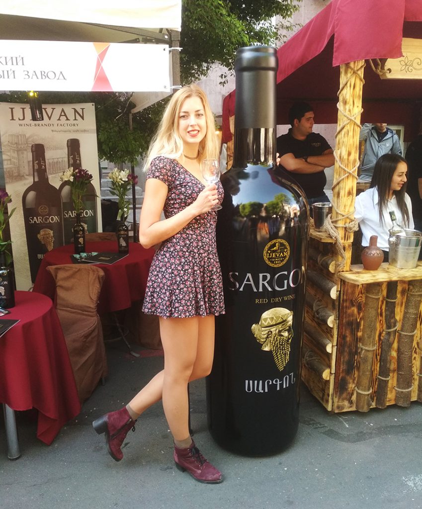 erevan festival vino botella