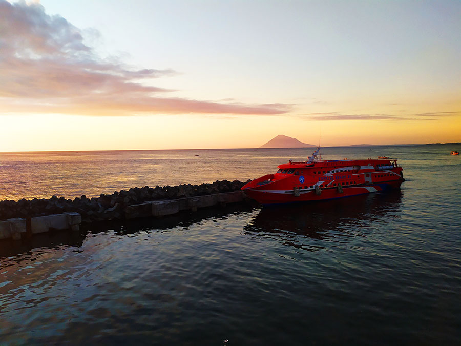 ferry-manado-volcanes-indonesia