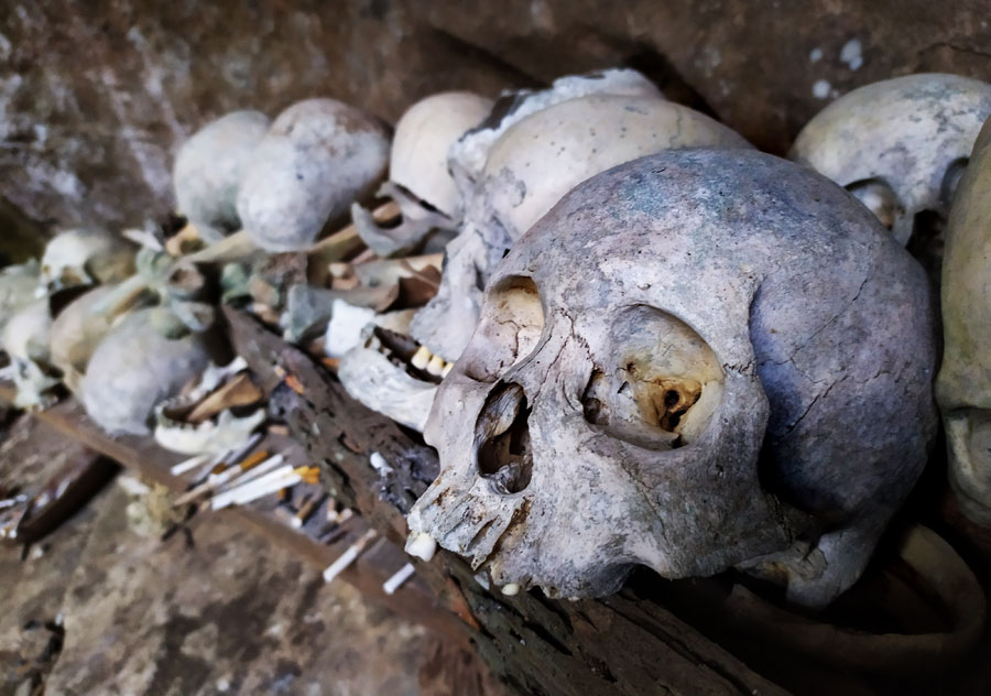 calavera-cigarro-cueva